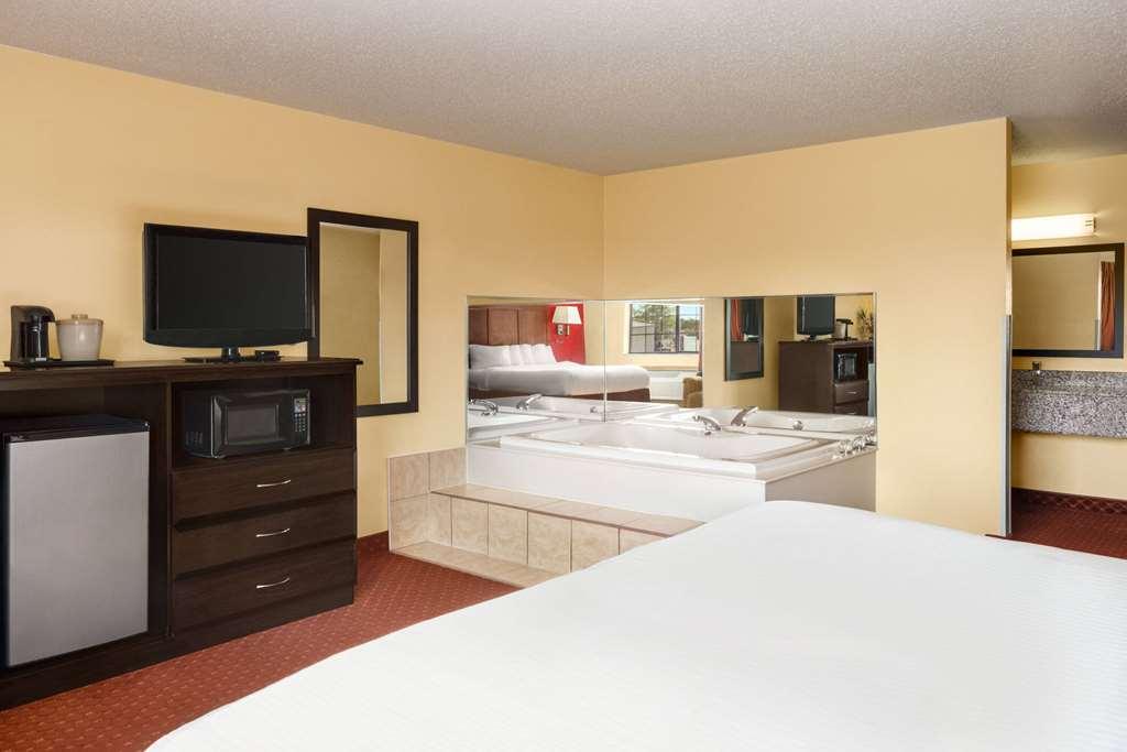 Baymont By Wyndham Cedar Rapids Hotel Room photo