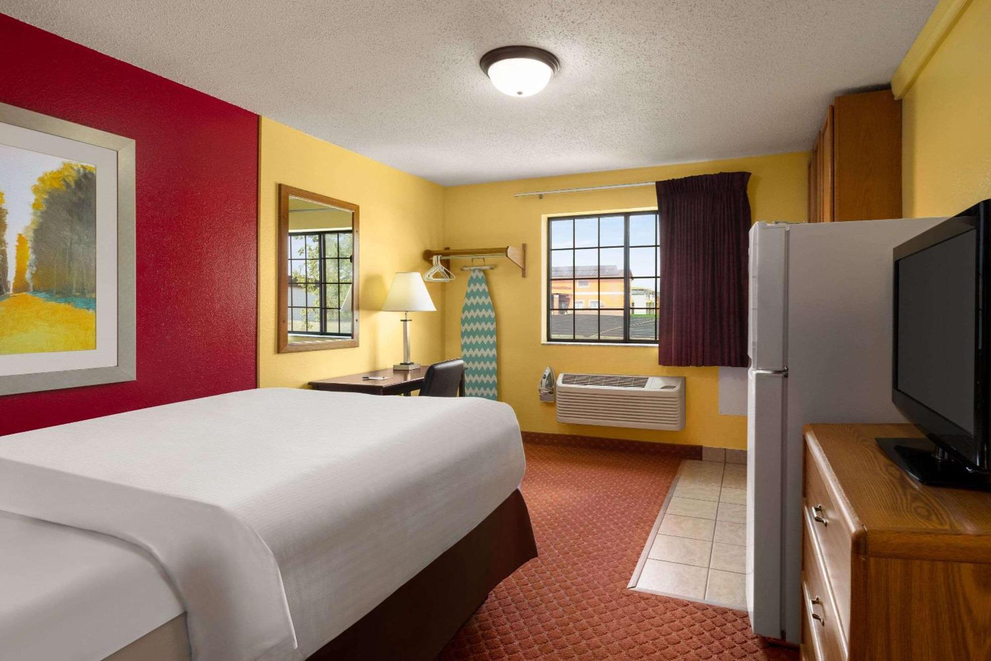 Baymont By Wyndham Cedar Rapids Hotel Exterior photo