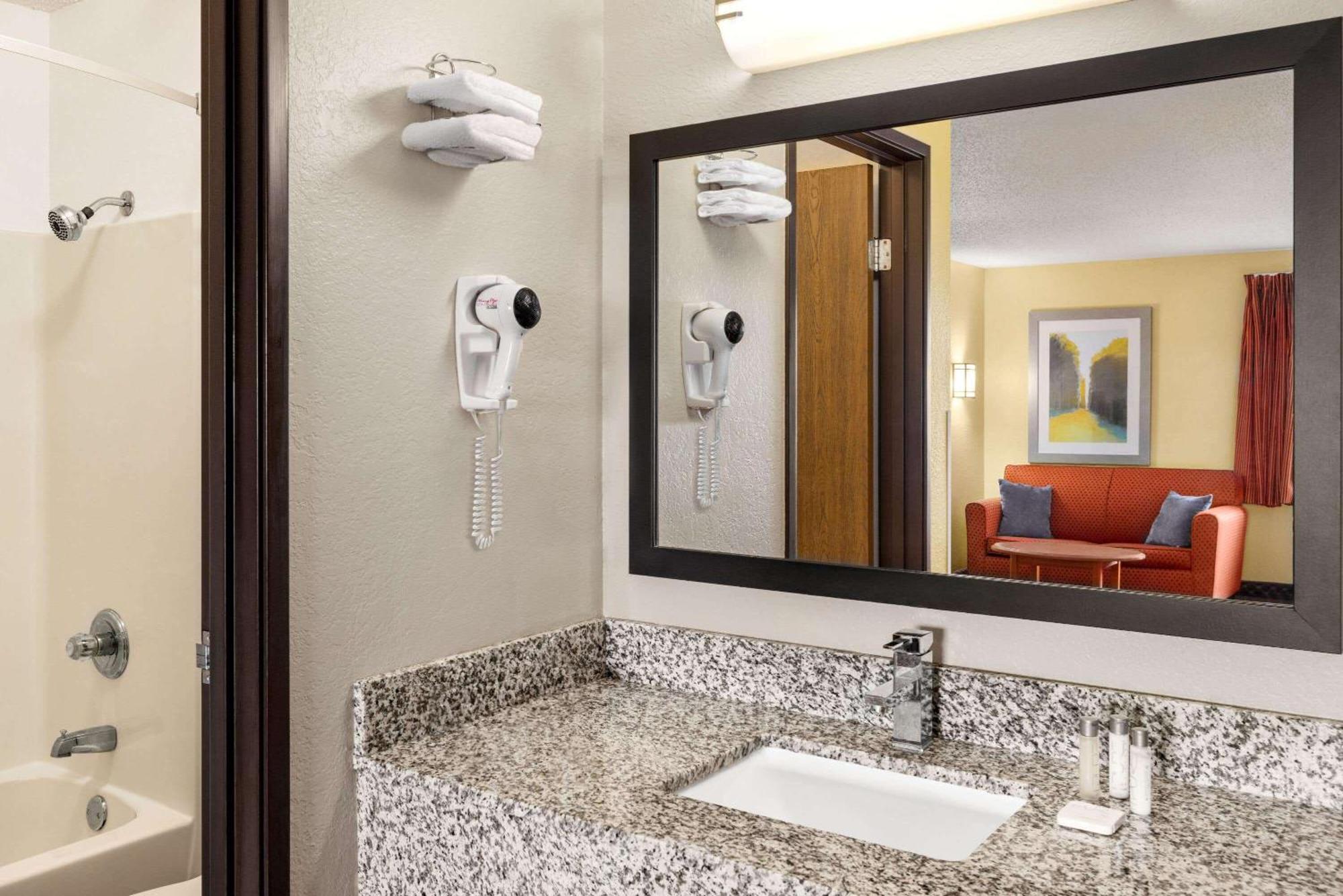 Baymont By Wyndham Cedar Rapids Hotel Exterior photo