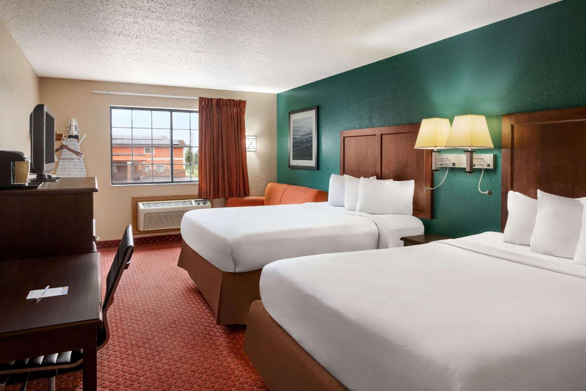 Baymont By Wyndham Cedar Rapids Hotel Exterior photo