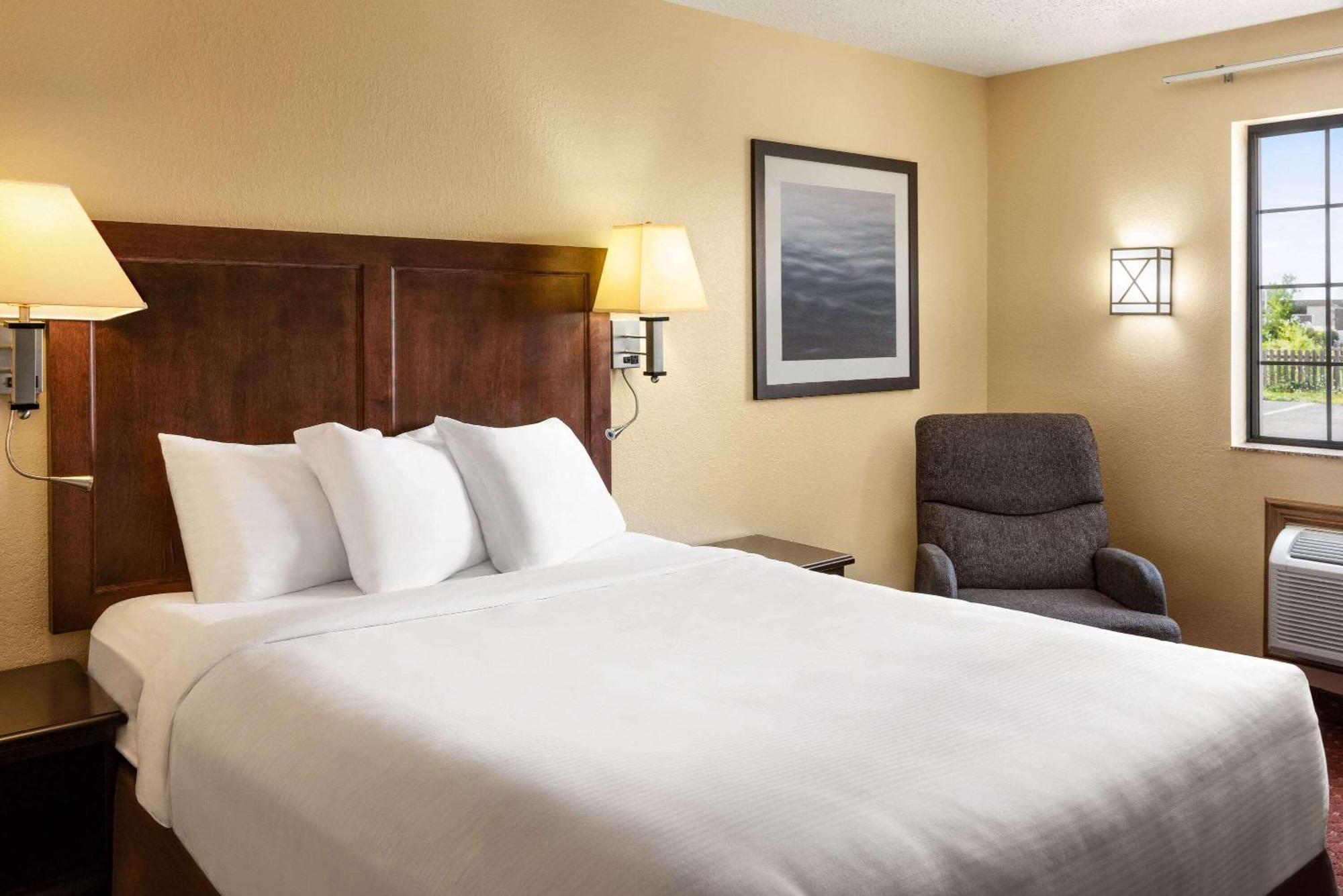 Baymont By Wyndham Cedar Rapids Hotel Exterior photo
